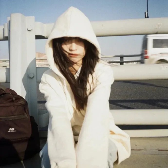 不易亲近的姐姐和狡猾的妹妹